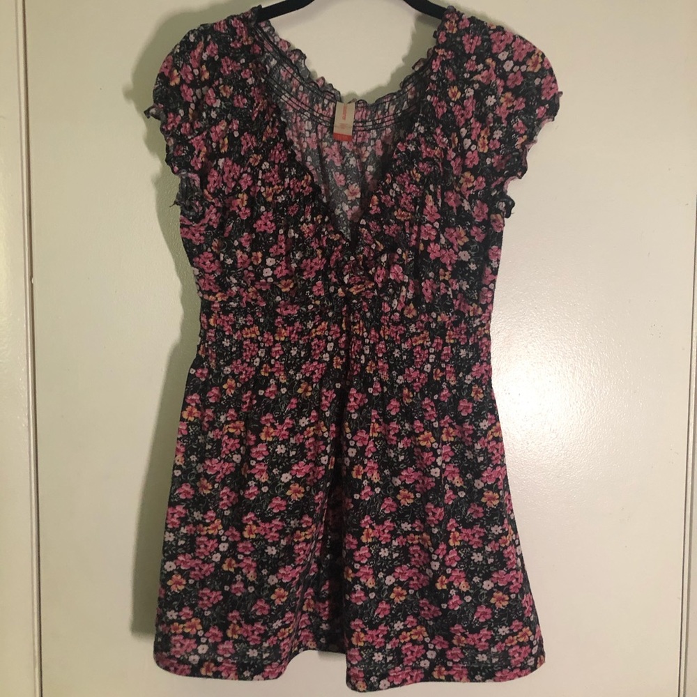 Cute ruffled . Pink/black flower shirt